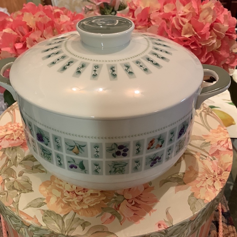 "TAPESTRY" BY ROYAL DOULTON MINT 2 QT. ROUND COVERED CASSEROLE. RARE VTG.